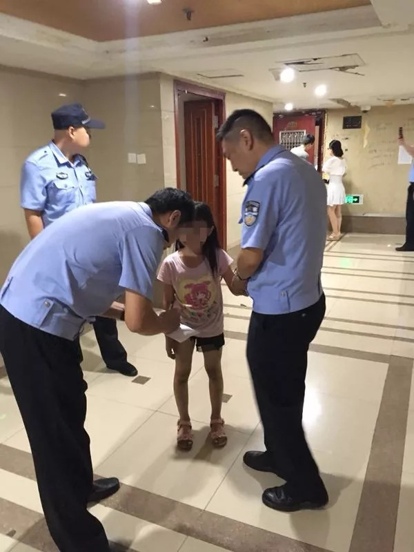 现场直击｜险！天津某高层楼房一女童爬出41层窗外命悬一线！
