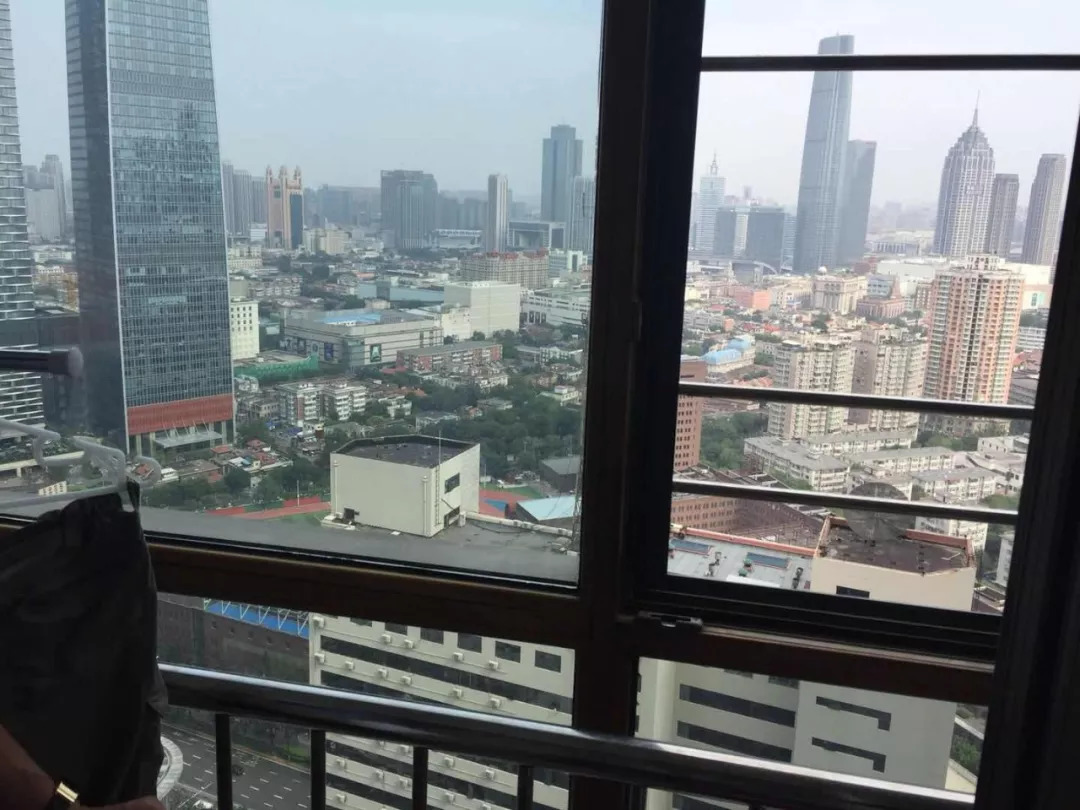 现场直击｜险！天津某高层楼房一女童爬出41层窗外命悬一线！