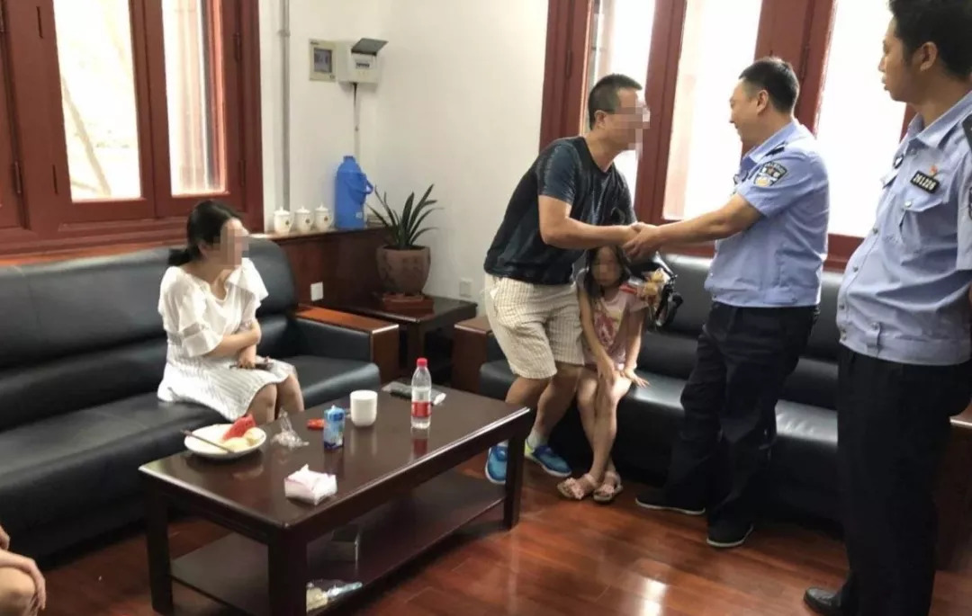 现场直击｜险！天津某高层楼房一女童爬出41层窗外命悬一线！