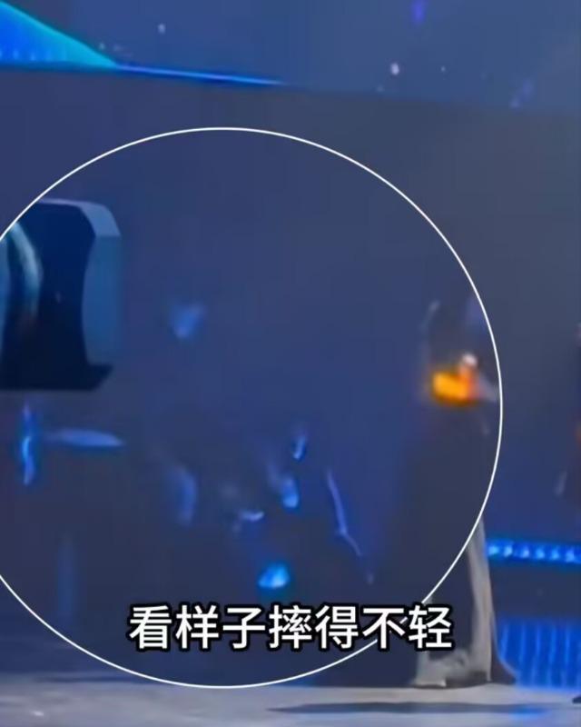 摔得不轻！章子怡坐轮椅现身，被电线绊倒画面曝光，惹人心疼