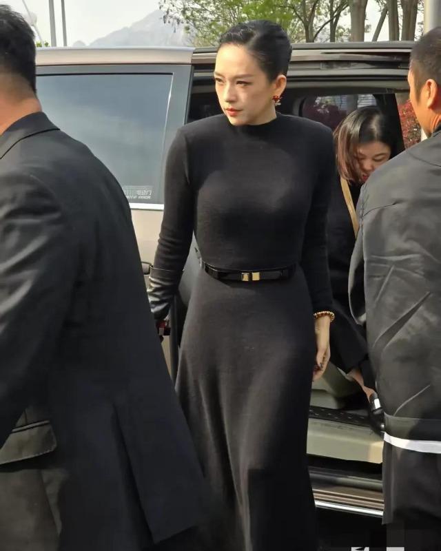 摔得不轻！章子怡坐轮椅现身，被电线绊倒画面曝光，惹人心疼