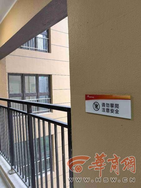 连廊之忧 符合国家标准但却有安全隐患