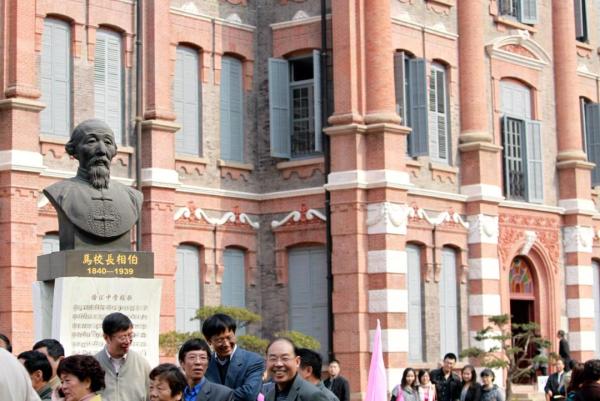 这位沉寂多年的复旦创建人，最近为何又“火”起来了