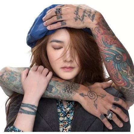 2岁父母离异，21岁患抑郁症，为男友割子宫的范晓萱如今过成这样