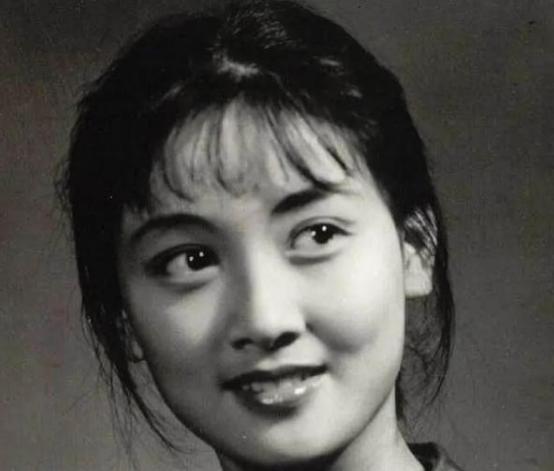 1988年，张国立抛弃了妻子罗秀春，那罗秀春现在过得怎样？