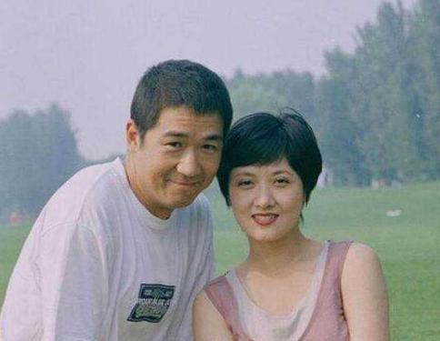 1988年，张国立抛弃了妻子罗秀春，那罗秀春现在过得怎样？