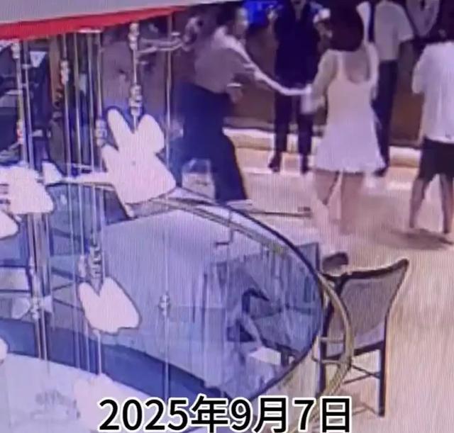 女子被服务员泼开水后续，伤势惨重，凶手事后嚣张炫耀，原因曝光