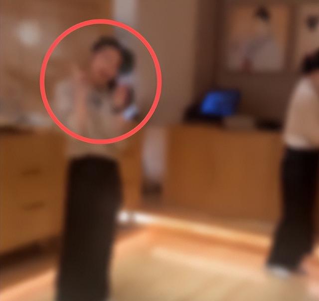 女子被服务员泼开水后续，伤势惨重，凶手事后嚣张炫耀，原因曝光
