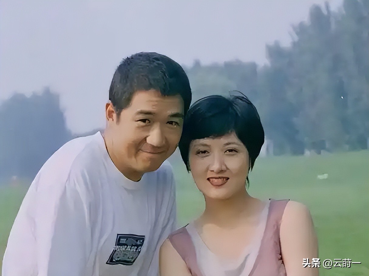 张国立与罗秀春离婚34年：他再婚有烦恼，她至今单身牵挂儿子