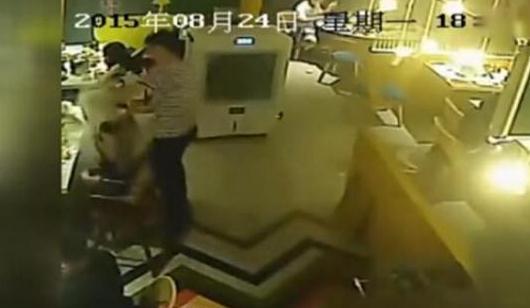服务员泼顾客获刑 当头一盒开水下去吓呆当场人