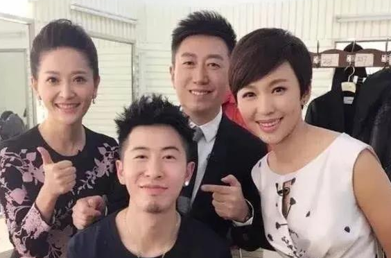 欧阳夏丹父亲因病去世，母亲患癌，如今她结婚了吗？