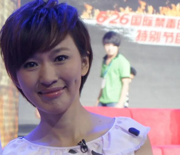 欧阳夏丹父亲因病去世，母亲患癌，如今她结婚了吗？