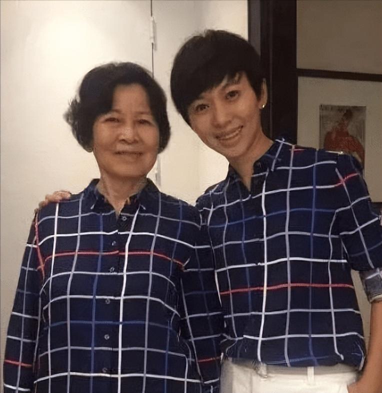 回顾欧阳夏丹：主持《新闻联播》9年，三年前突然消失，有何隐情
