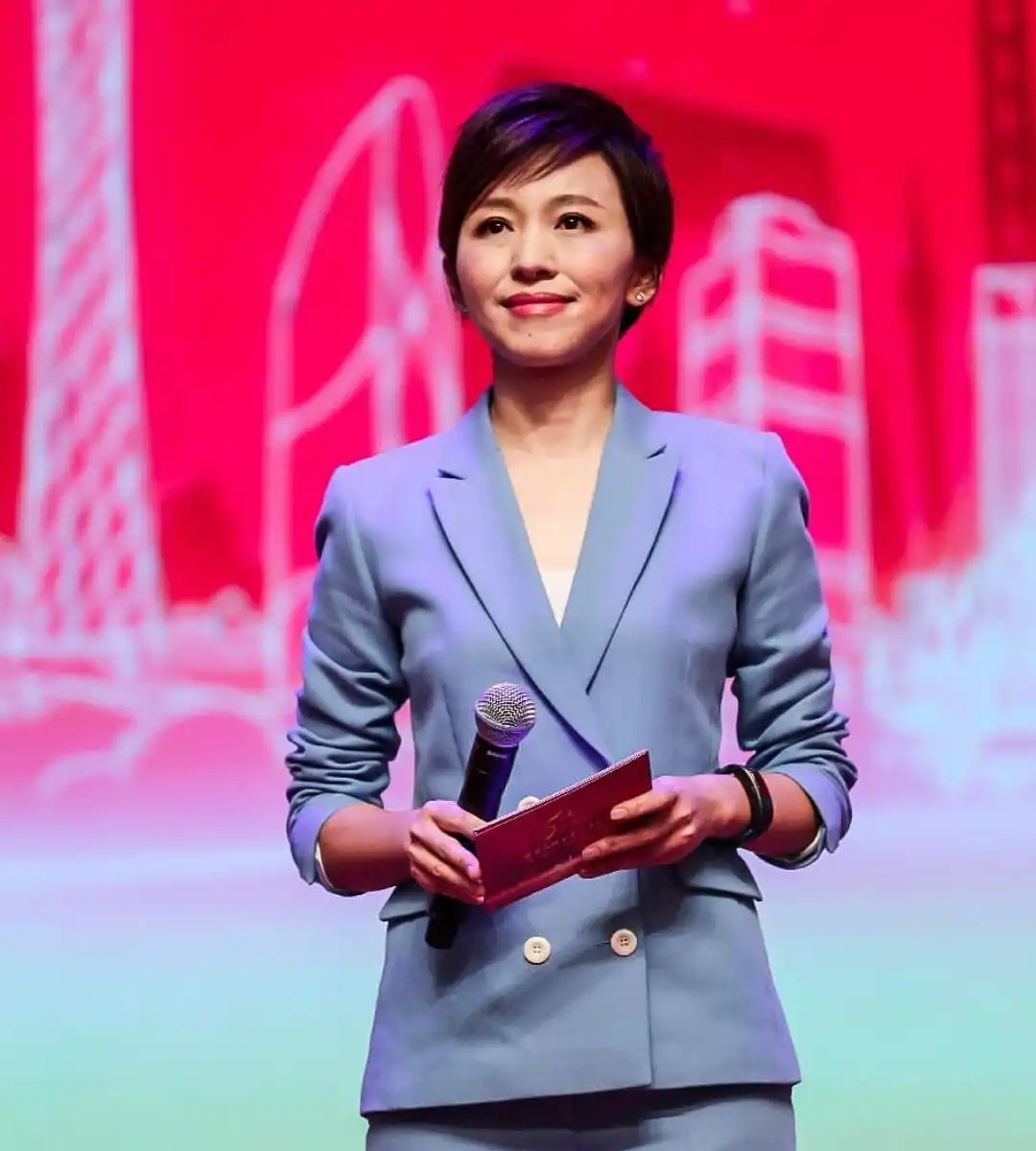回顾主持人欧阳夏丹：父亲患癌去世，母亲也患癌，如今依然单身