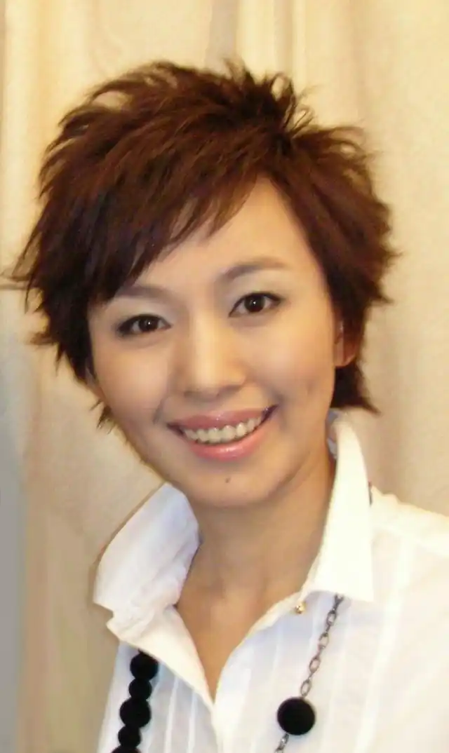 回顾主持人欧阳夏丹：父亲患癌去世，母亲也患癌，如今依然单身