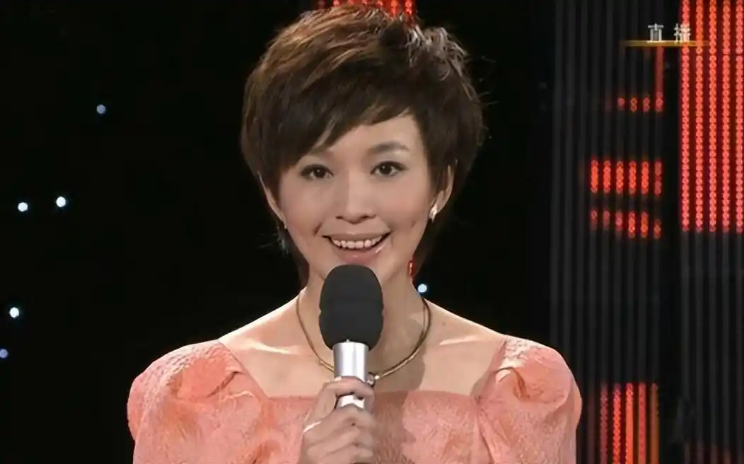 回顾主持人欧阳夏丹：父亲患癌去世，母亲也患癌，如今依然单身
