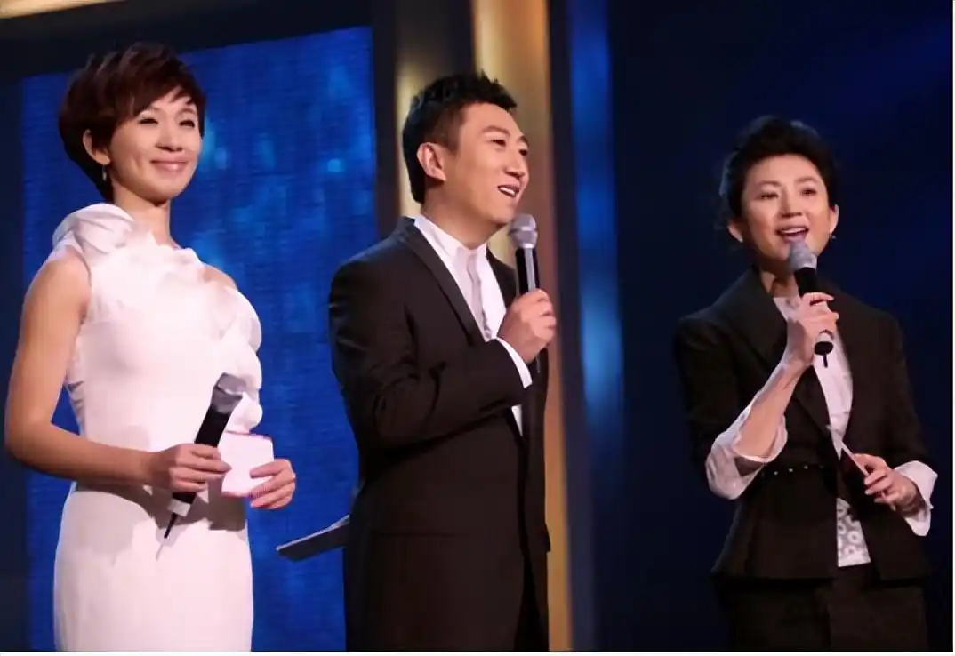 回顾主持人欧阳夏丹：父亲患癌去世，母亲也患癌，如今依然单身