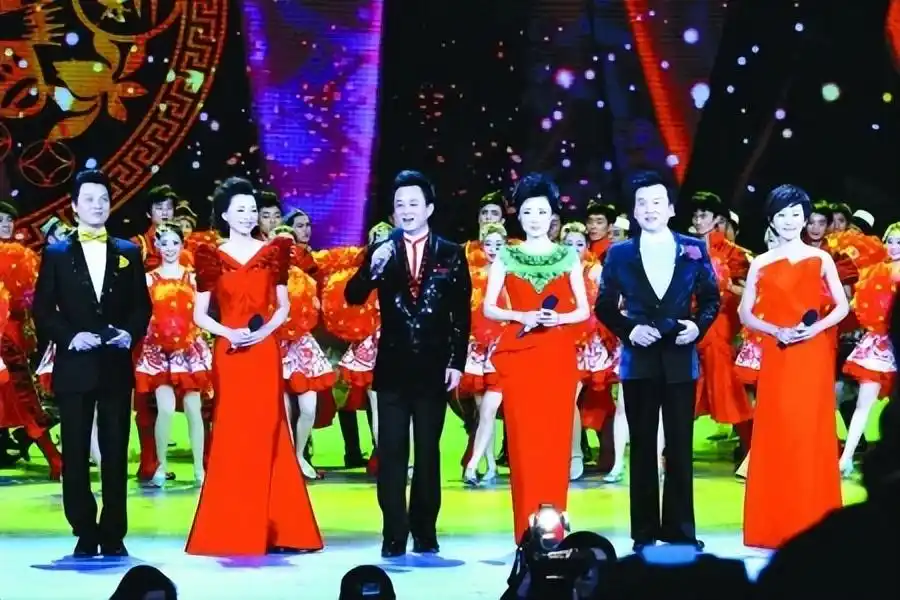 回顾主持人欧阳夏丹：父亲患癌去世，母亲也患癌，如今依然单身