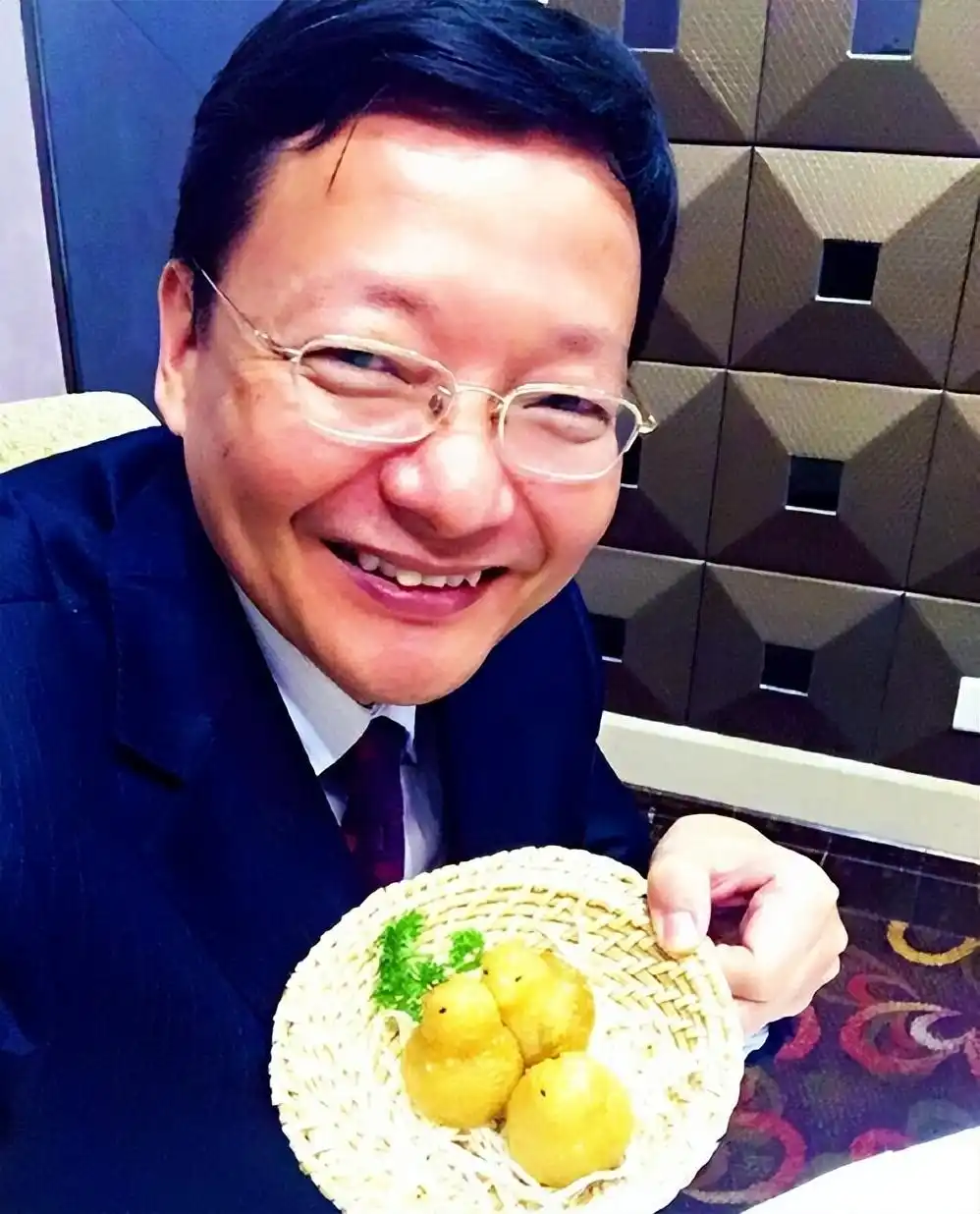 回顾主持人欧阳夏丹：父亲患癌去世，母亲也患癌，如今依然单身