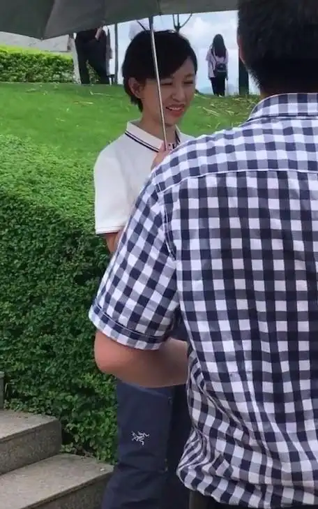 回顾主持人欧阳夏丹：父亲患癌去世，母亲也患癌，如今依然单身