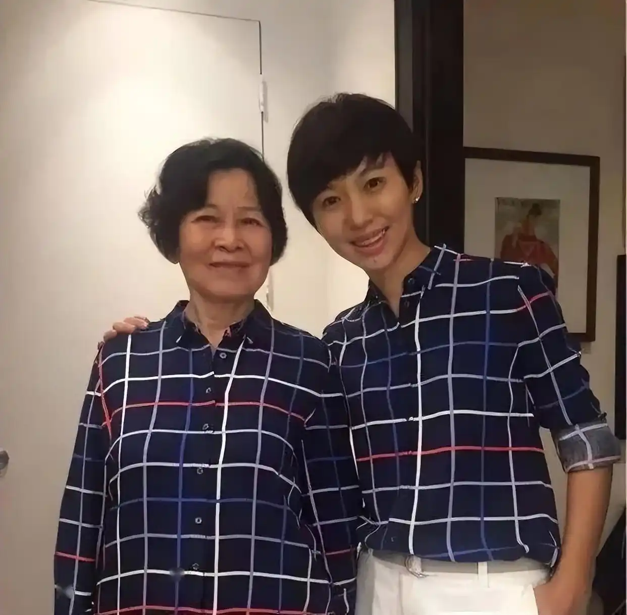 回顾主持人欧阳夏丹：父亲患癌去世，母亲也患癌，如今依然单身