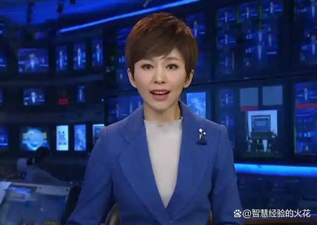 前央视国脸欧阳夏丹：为某品牌走秀，满脸自信！网友：又土又丑！