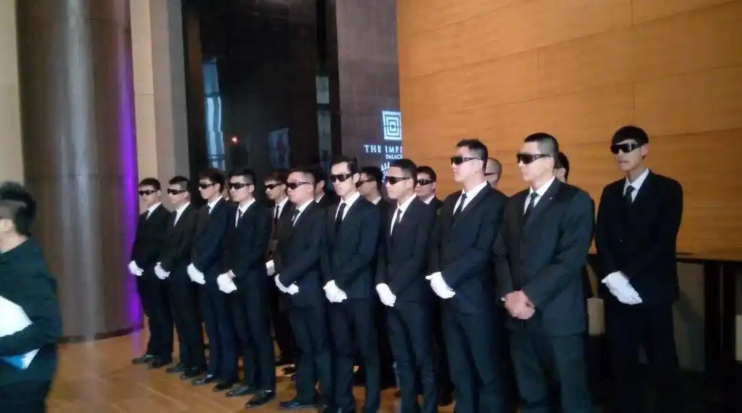 警察手枪别腰间，保镖手枪藏怀里，特种兵为何却放在大腿外侧？