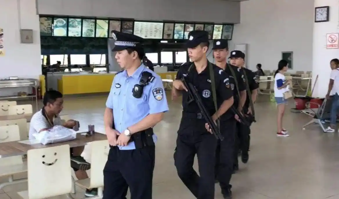 警察手枪别腰间，保镖手枪藏怀里，特种兵为何却放在大腿外侧？