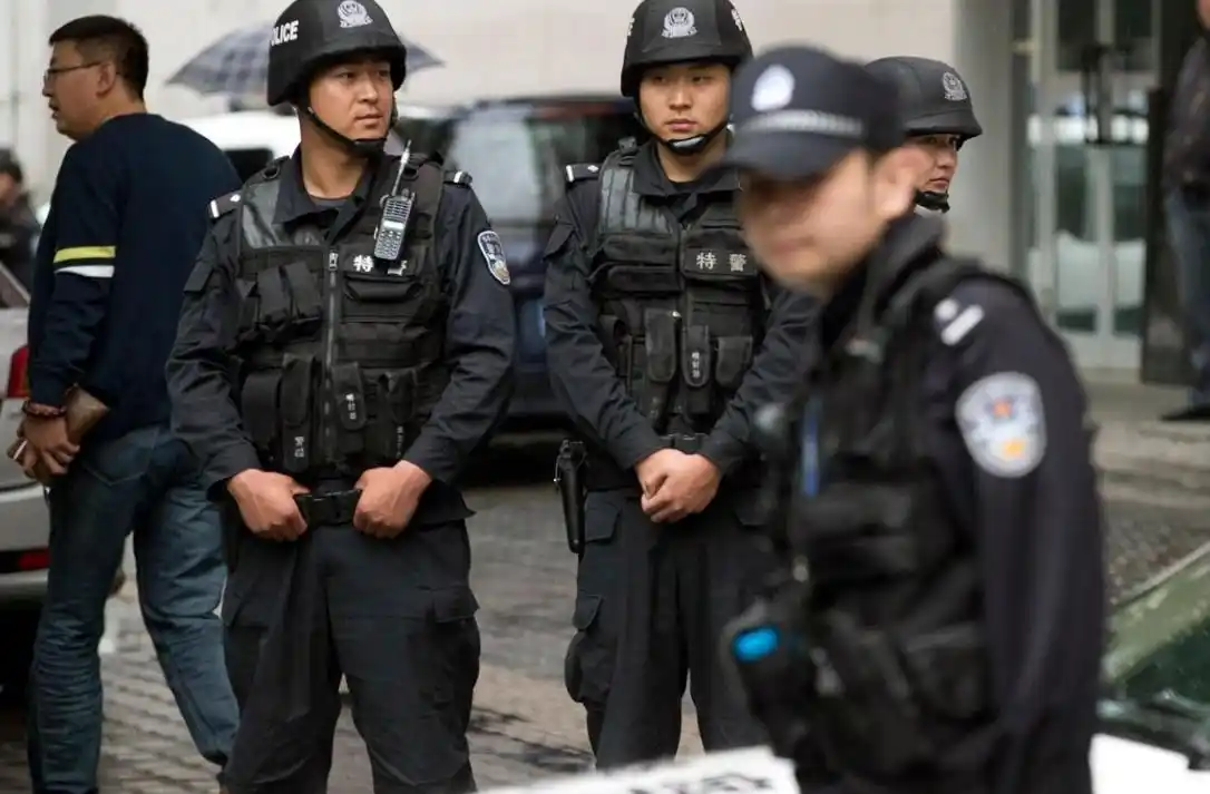 警察手枪别腰间，保镖手枪藏怀里，特种兵为何却放在大腿外侧？