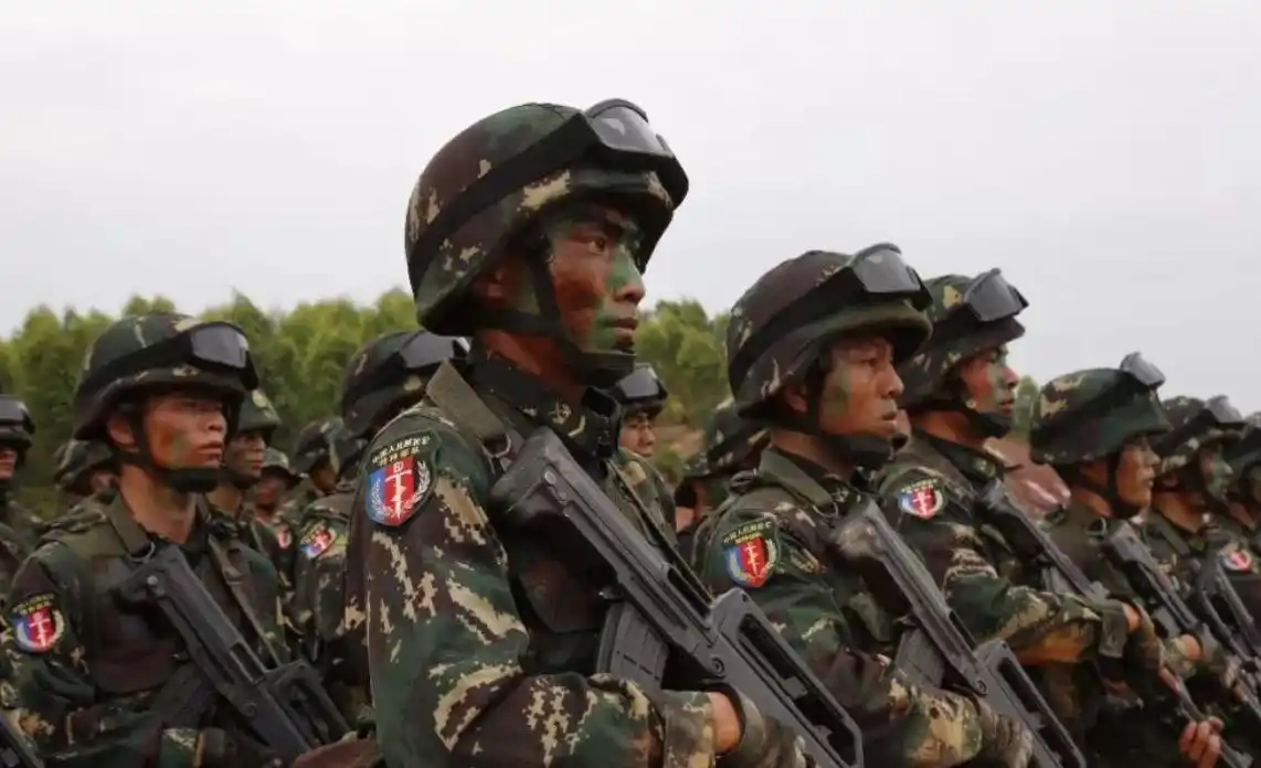 警察手枪别腰间，保镖手枪藏怀里，特种兵为何却放在大腿外侧？