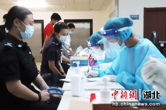 武汉天河机场从严加强“人物地”同防