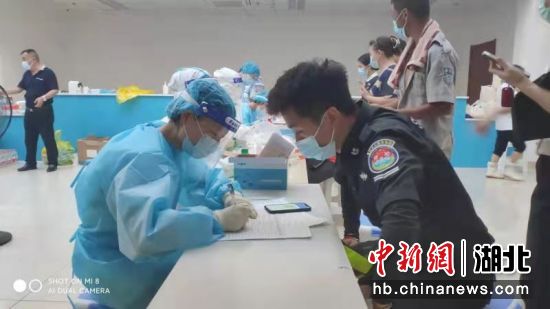 武汉天河机场从严加强“人物地”同防