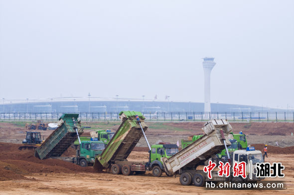 武汉天河机场第三跑道工程全面进入大规模施工阶段