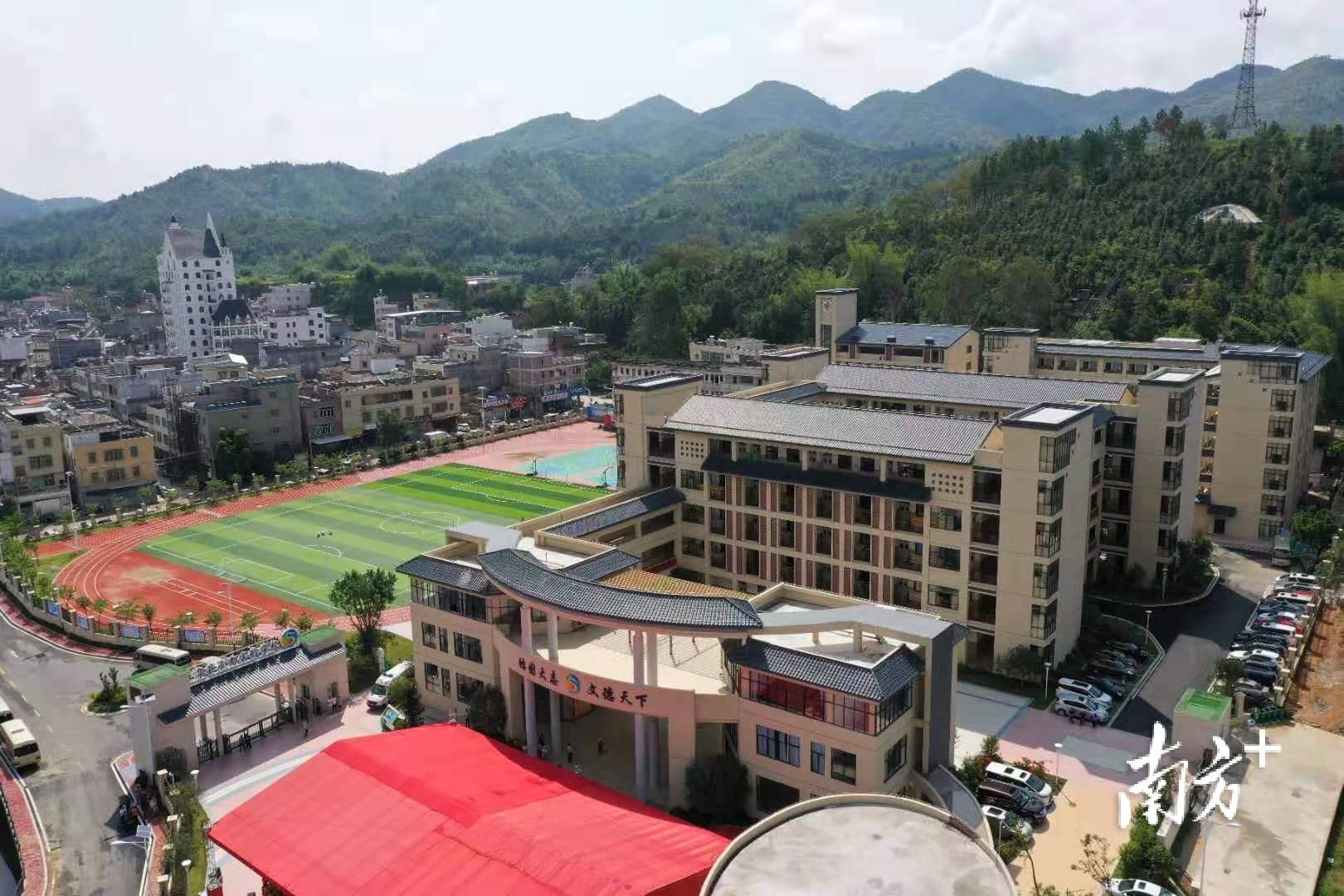 梅州五华水寨中学小都校区举行挂牌揭幕仪式