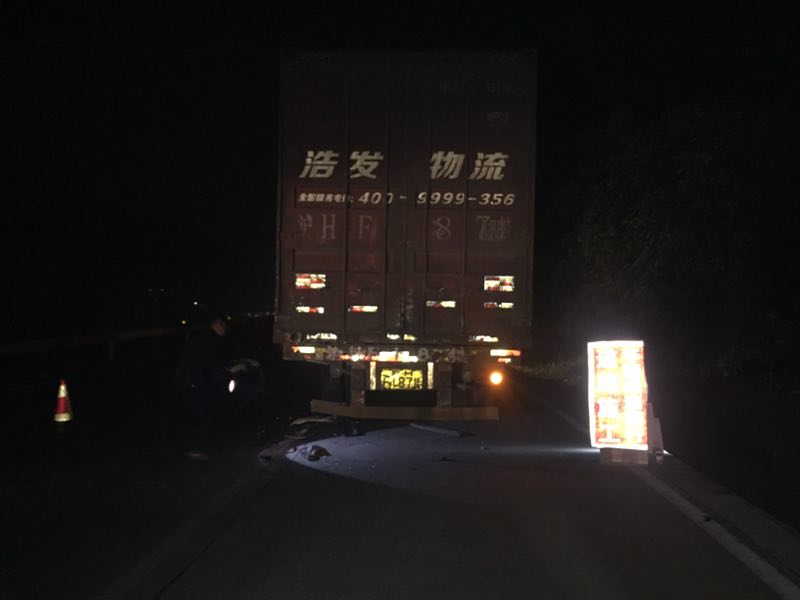 清明假期一家人自驾出游 途中遇车祸三人殒命