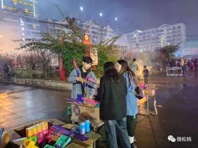 松桃跨年夜经济热潮：零售业、餐饮业及娱乐产业全面发力