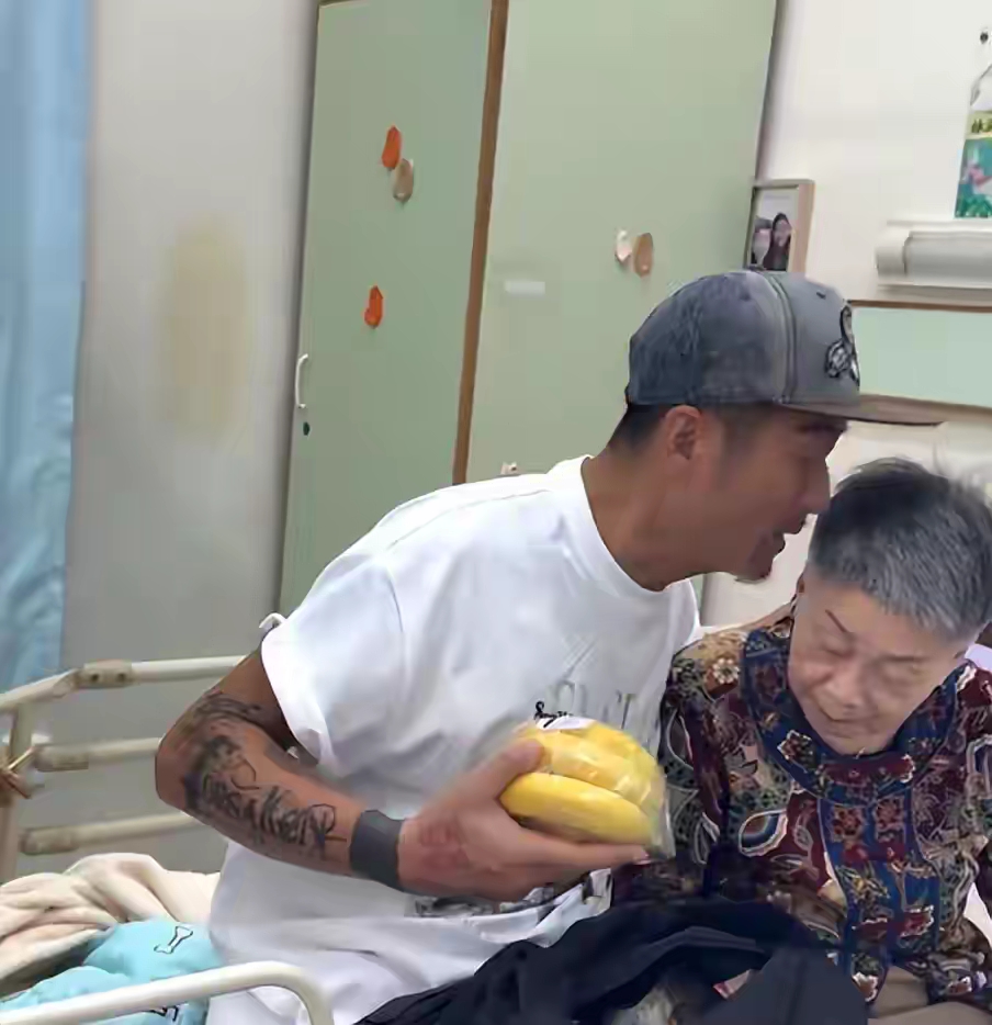 孙兴挤两小时公交探母，背旧帆布包装饭团，这明星孝行不是装的？