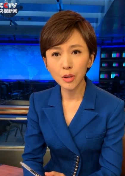 欧阳夏丹一身蓝衣主持晚宴，42岁身材纤细气质端庄
