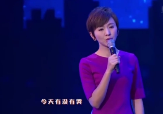 欧阳夏丹一身蓝衣主持晚宴，42岁身材纤细气质端庄