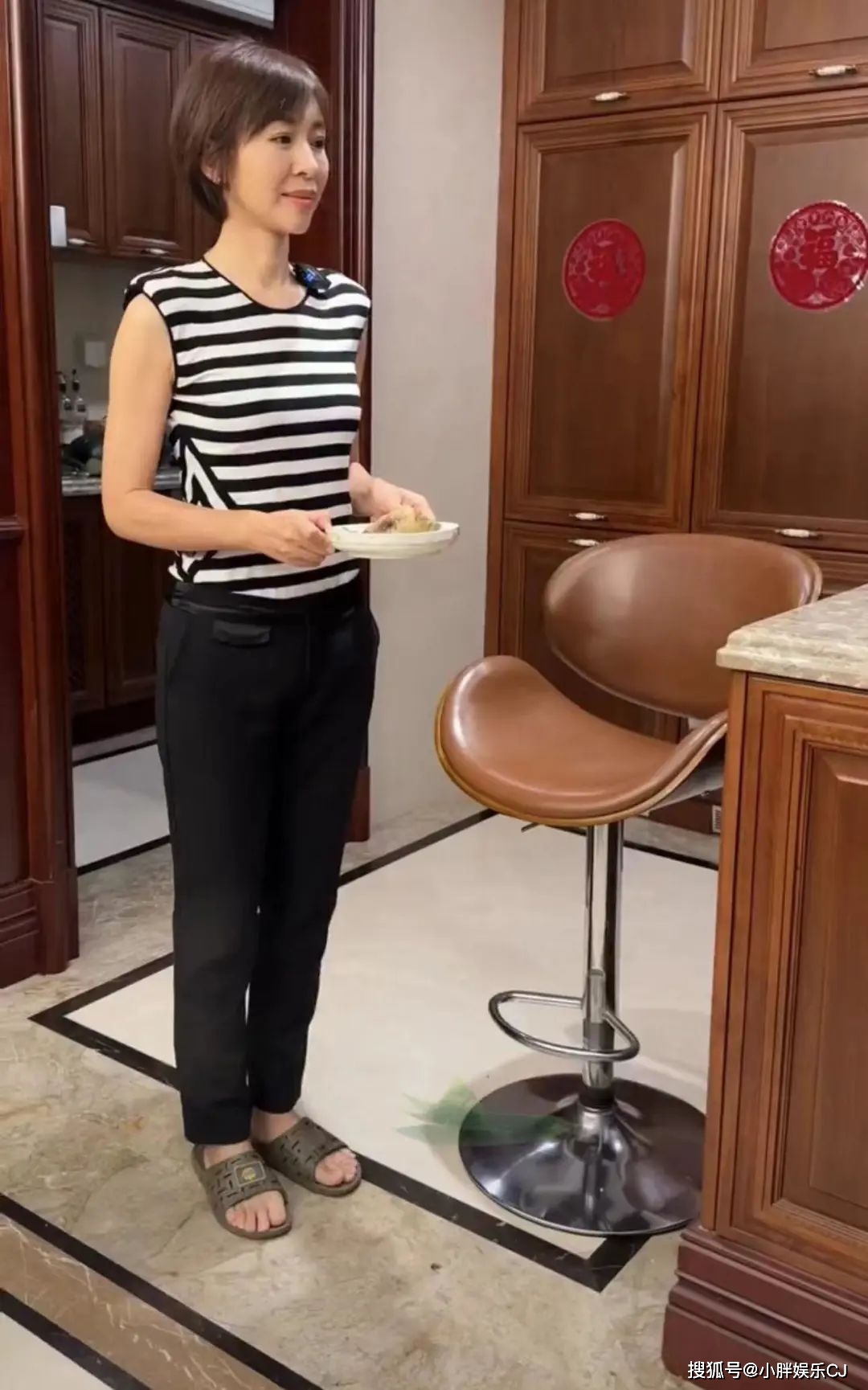 欧阳夏丹疑似离婚，晒端午与母亲豪宅同过，身材消瘦腰部有型