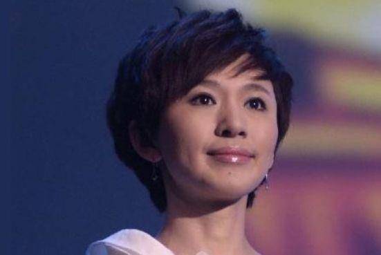 她是最美电视主持人，出门仍坐公交，今41岁依然是单身，她是谁？