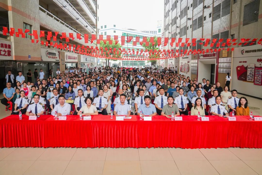 凤凰网新闻：龙岗区2025年《中华人民共和国职业病防治法》宣传周首日启幕，三大站点联动守护职业健康