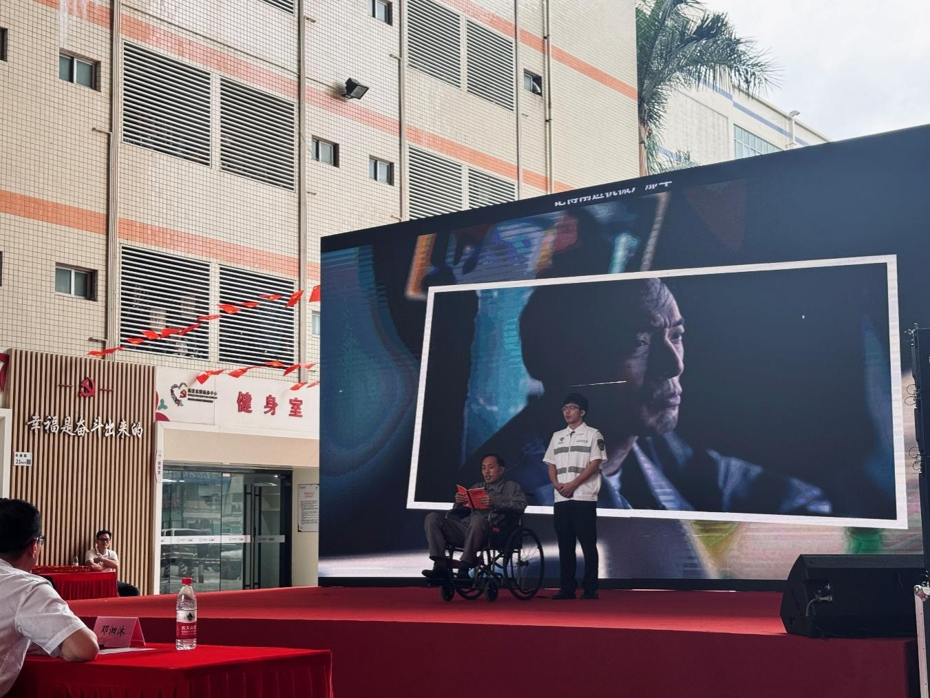 凤凰网新闻：龙岗区2025年《中华人民共和国职业病防治法》宣传周首日启幕，三大站点联动守护职业健康