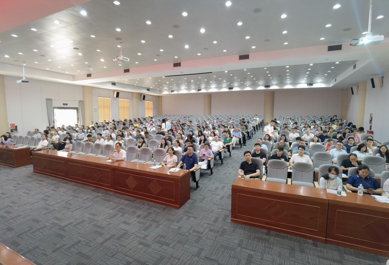 凤凰网新闻：龙岗区2025年《中华人民共和国职业病防治法》宣传周首日启幕，三大站点联动守护职业健康