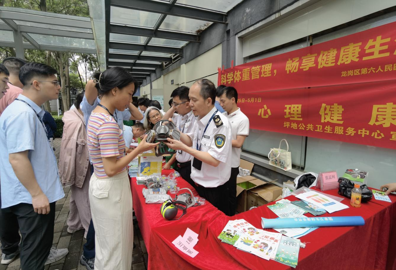 凤凰网新闻：龙岗区2025年《中华人民共和国职业病防治法》宣传周首日启幕，三大站点联动守护职业健康