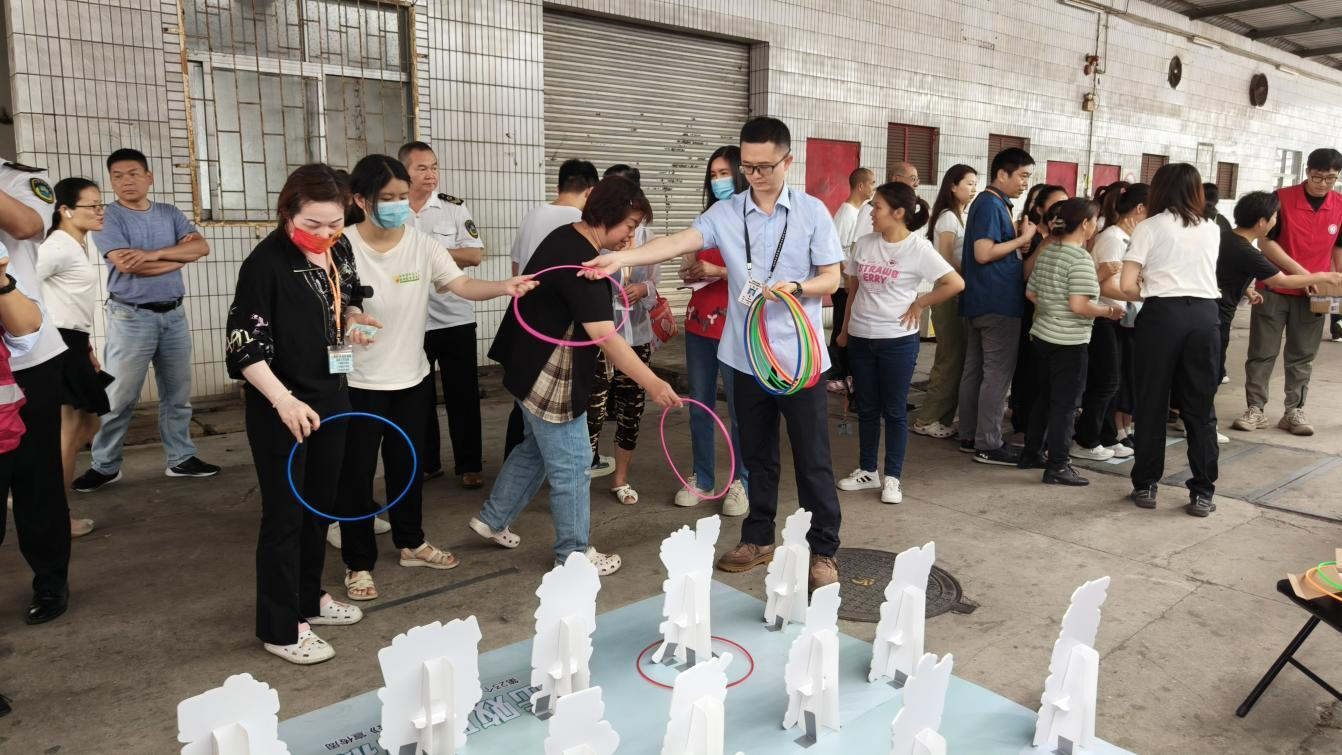 凤凰网新闻：龙岗区2025年《中华人民共和国职业病防治法》宣传周首日启幕，三大站点联动守护职业健康