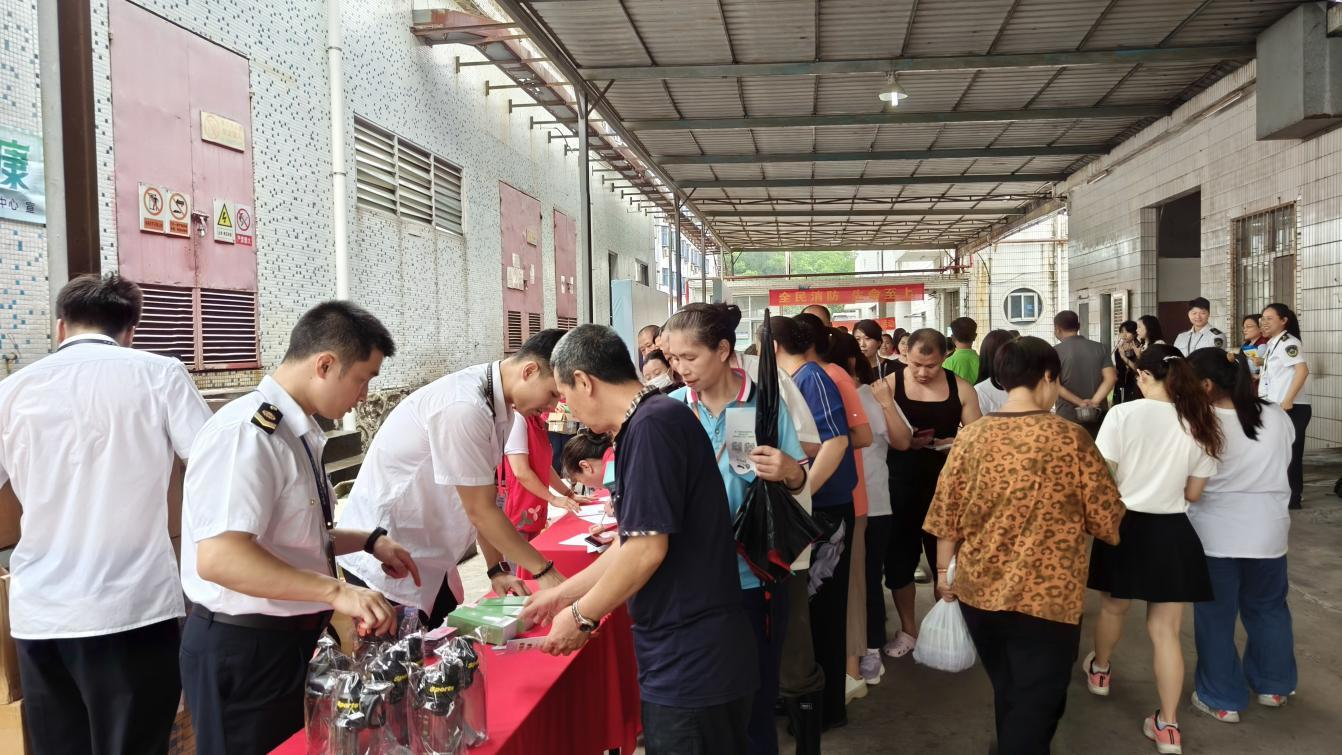 凤凰网新闻：龙岗区2025年《中华人民共和国职业病防治法》宣传周首日启幕，三大站点联动守护职业健康