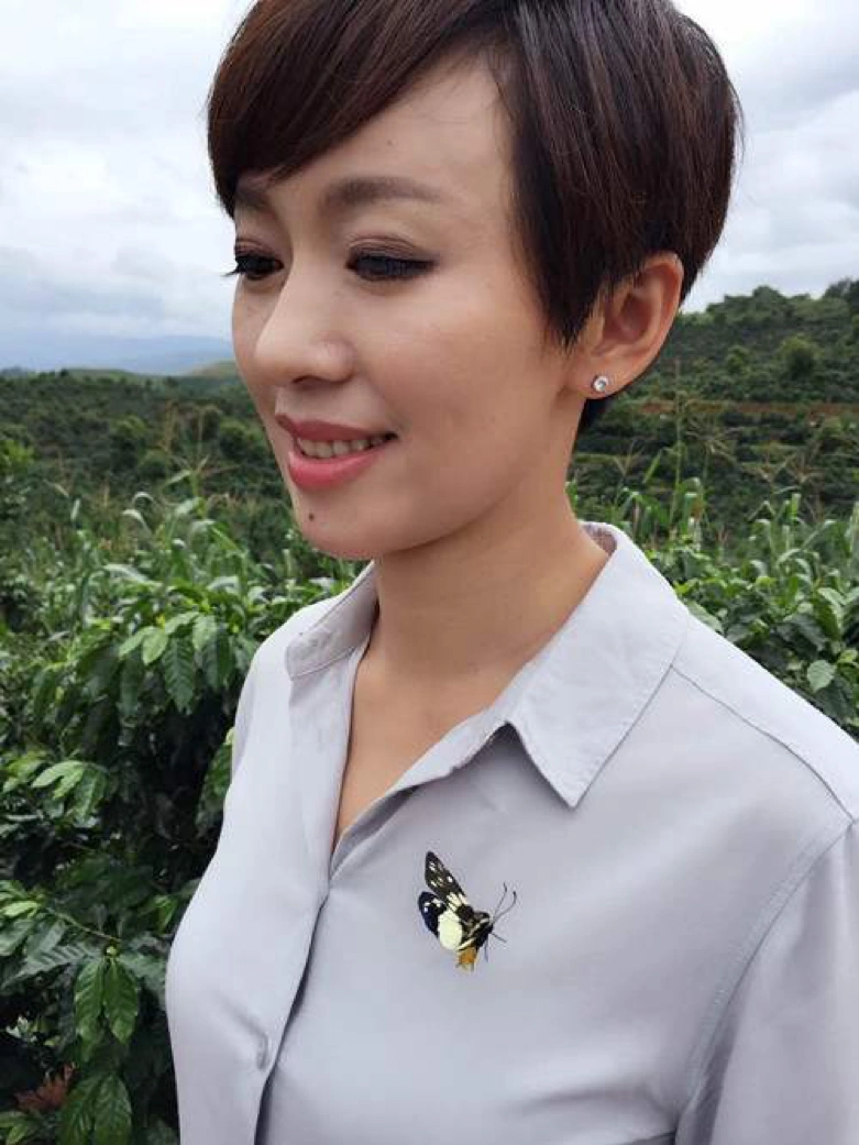 央视主持人欧阳夏丹近照太瘦了，四肢纤细锁骨突出令人心疼