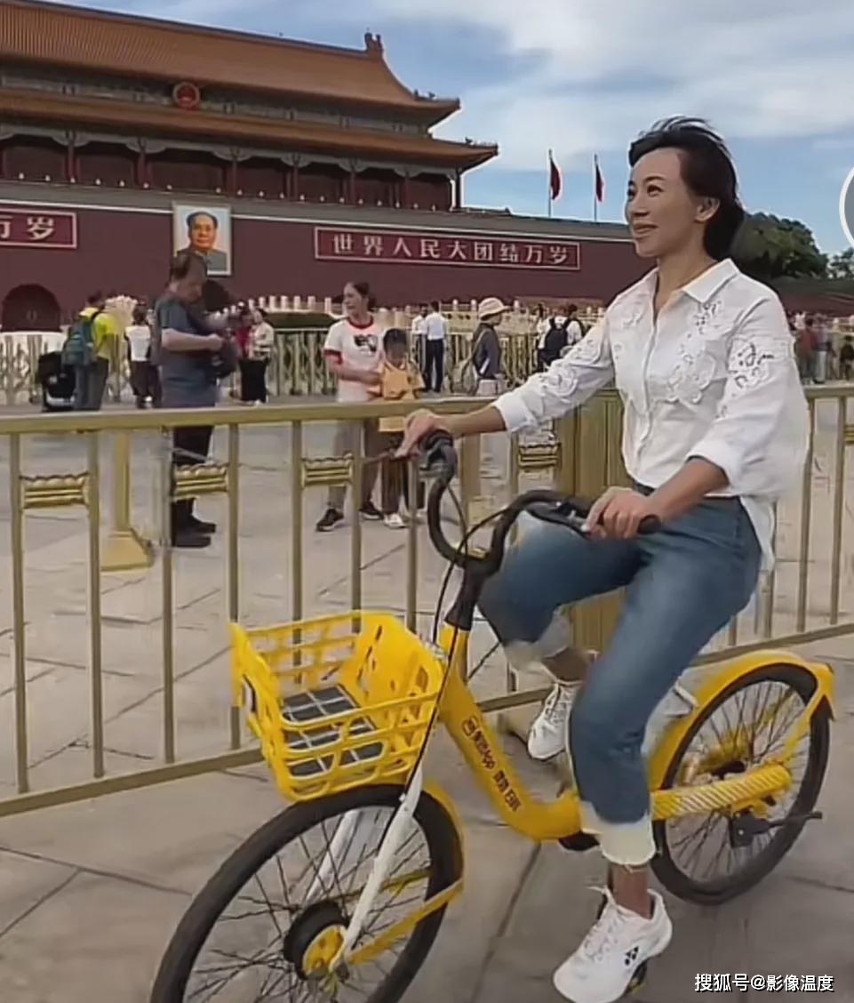 45岁欧阳夏丹山东近况曝光：一身红裙太美，多个网友疯狂作诗表白
