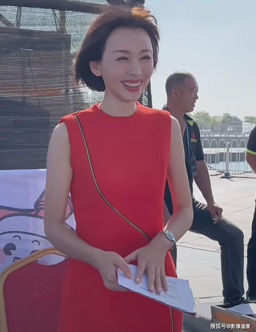 45岁欧阳夏丹山东近况曝光：一身红裙太美，多个网友疯狂作诗表白